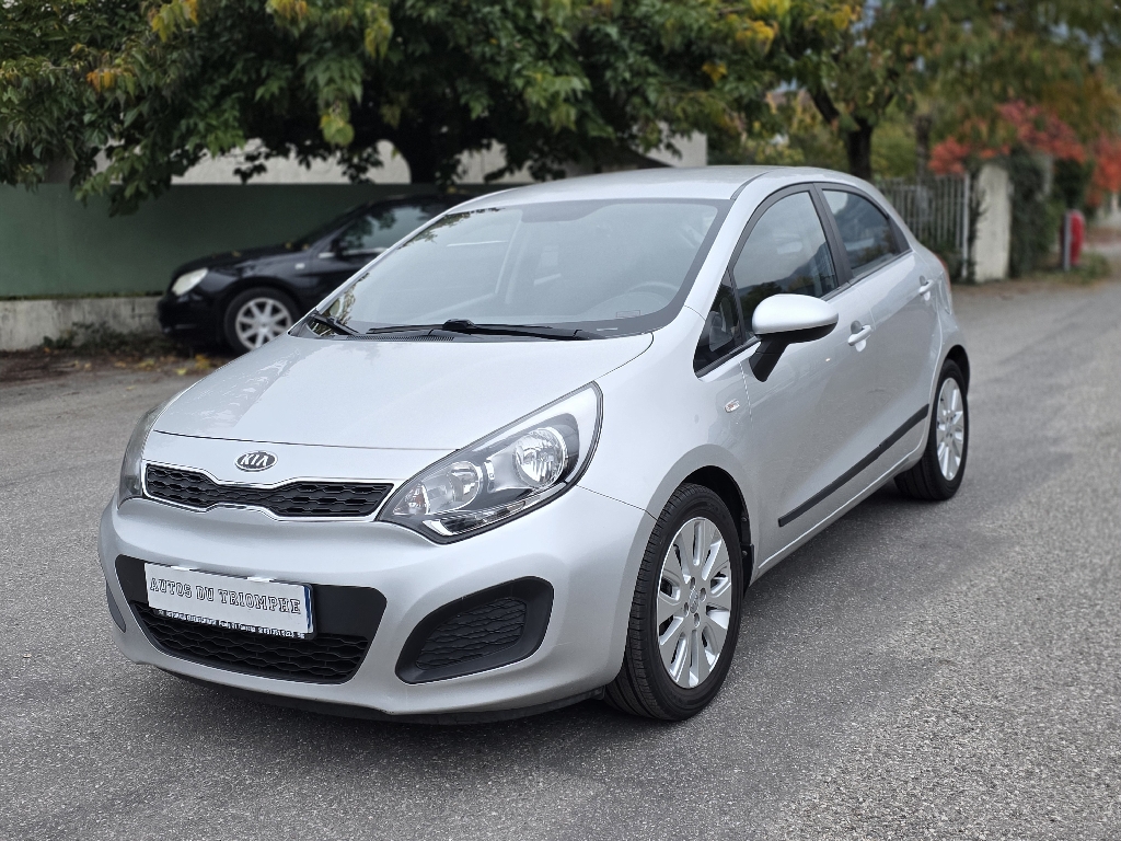 KIA – RIO – Berline – Essence sans plomb – Grise