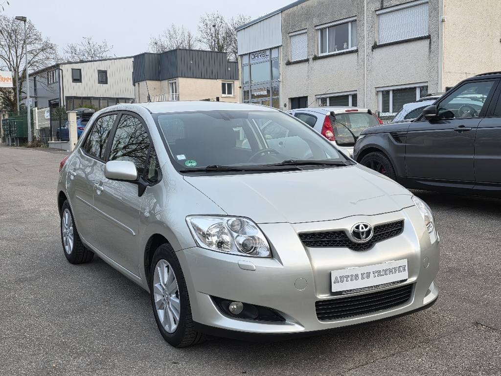 TOYOTA – AURIS – Berline – Essence sans plomb – Gris clair