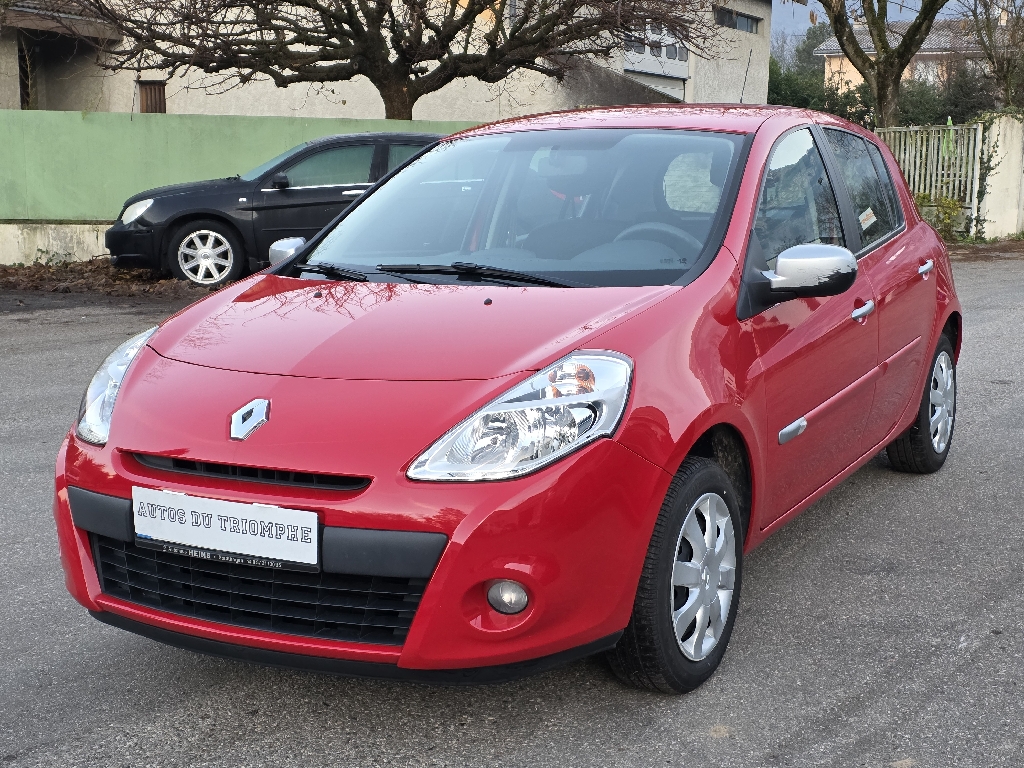 RENAULT – CLIO III – Berline – Essence sans plomb – Rouge