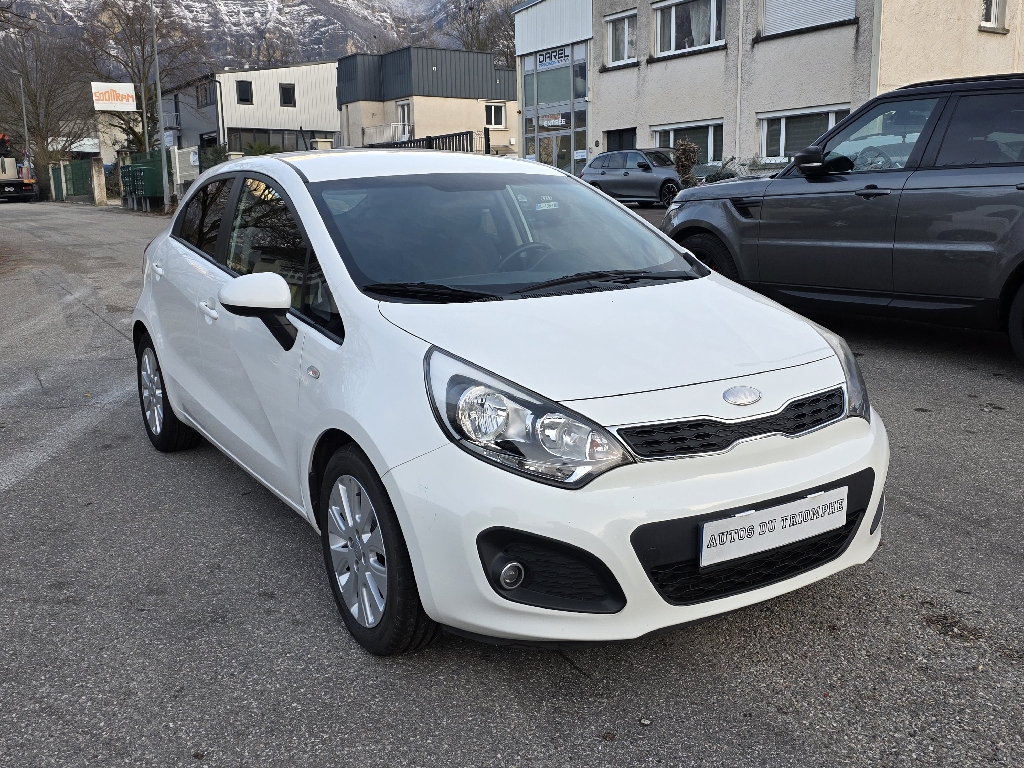 KIA – RIO – Berline – Essence sans plomb – Blanche
